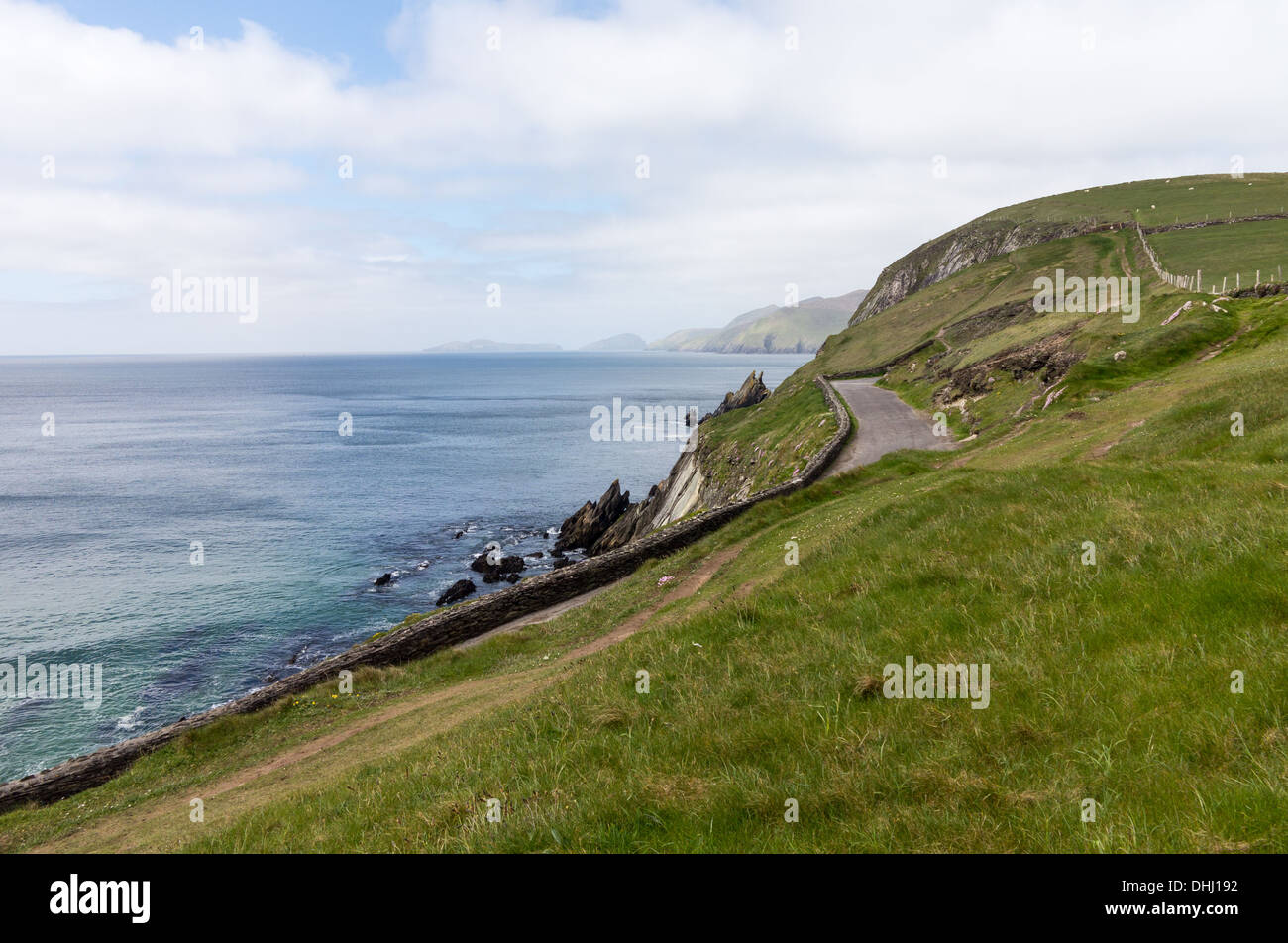 Vista lungo la costa della punta occidentale della contea di Kerry vicino a Dingle in Irlanda o Eire Foto Stock