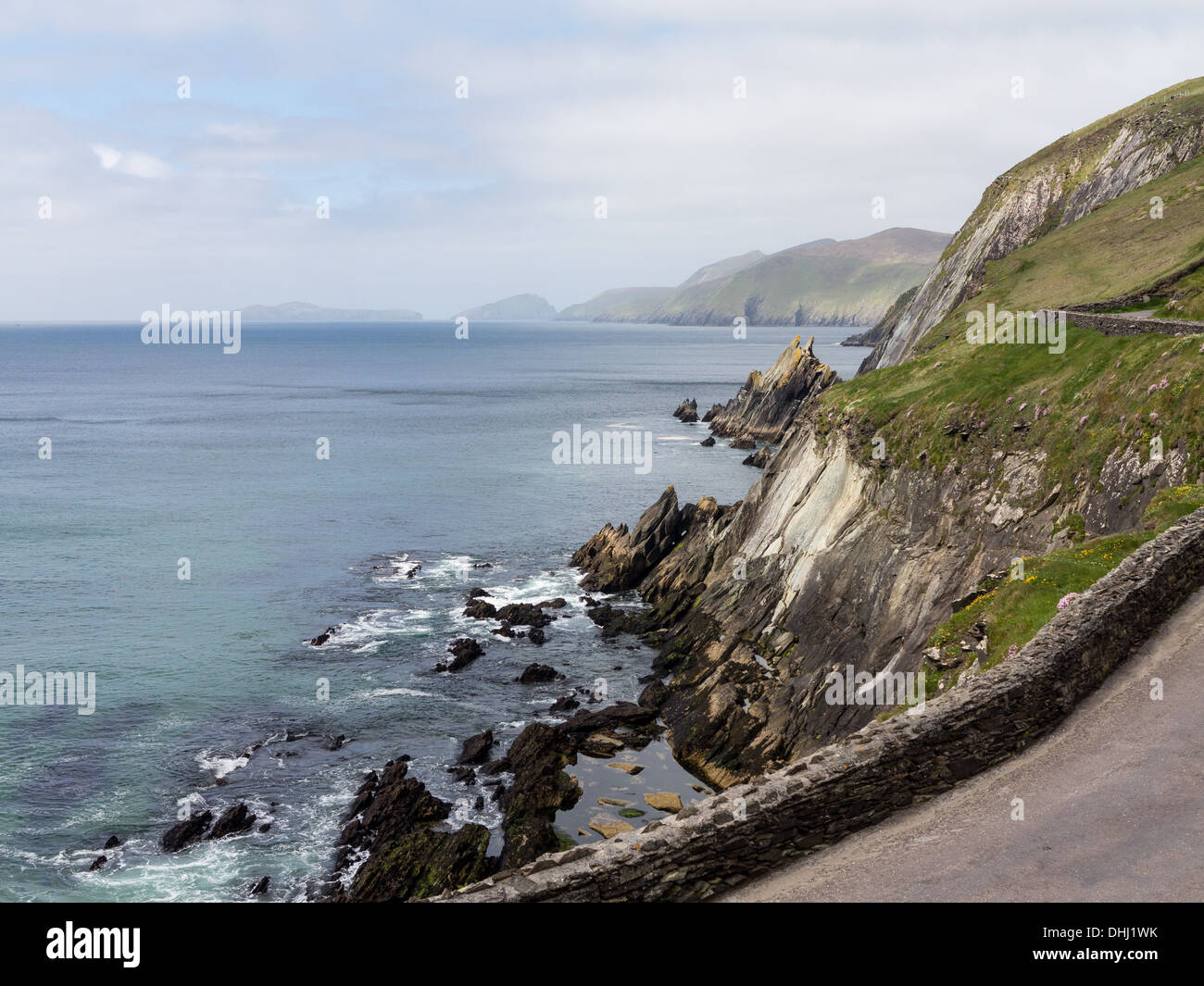 Penisola di Dingle, vista lungo la linea costiera della punta occidentale della contea di Kerry vicino a Dingle in Irlanda o Eire Foto Stock