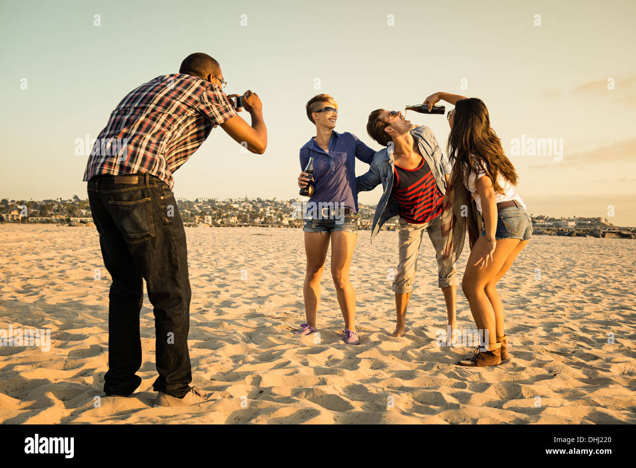 L'uomo photogrpahing amici su Mission Beach, San Diego, California, Stati Uniti d'America Foto Stock