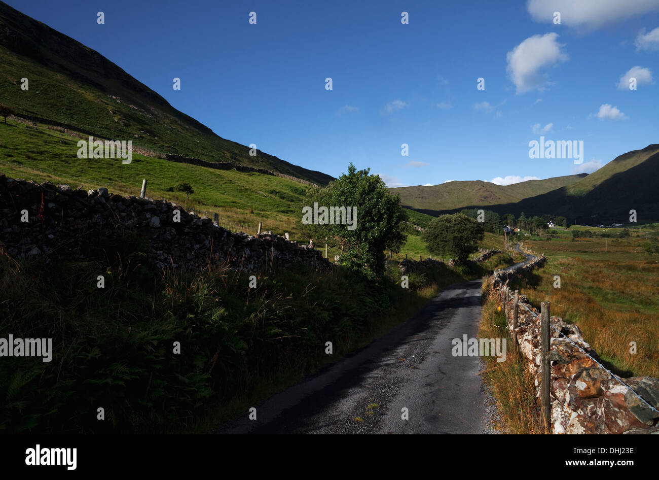 Ben mendicare di montagna e strada lungo il lato del Lough Mask di Lecarrow Joyce County, Connemara, nella contea di Galway, Irlanda Foto Stock