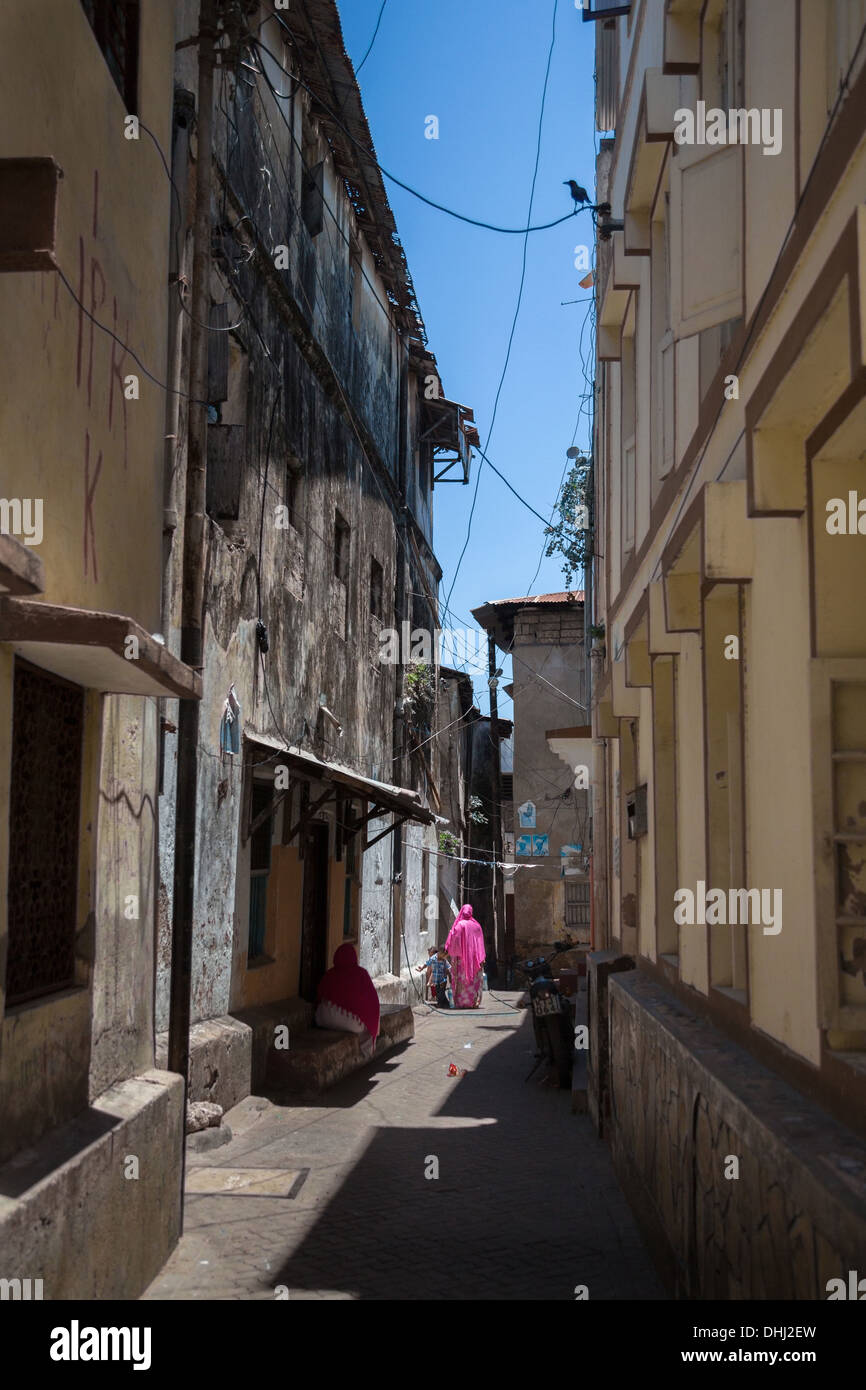 Street nella città vecchia di Mombasa nel sud del Kenya Foto Stock