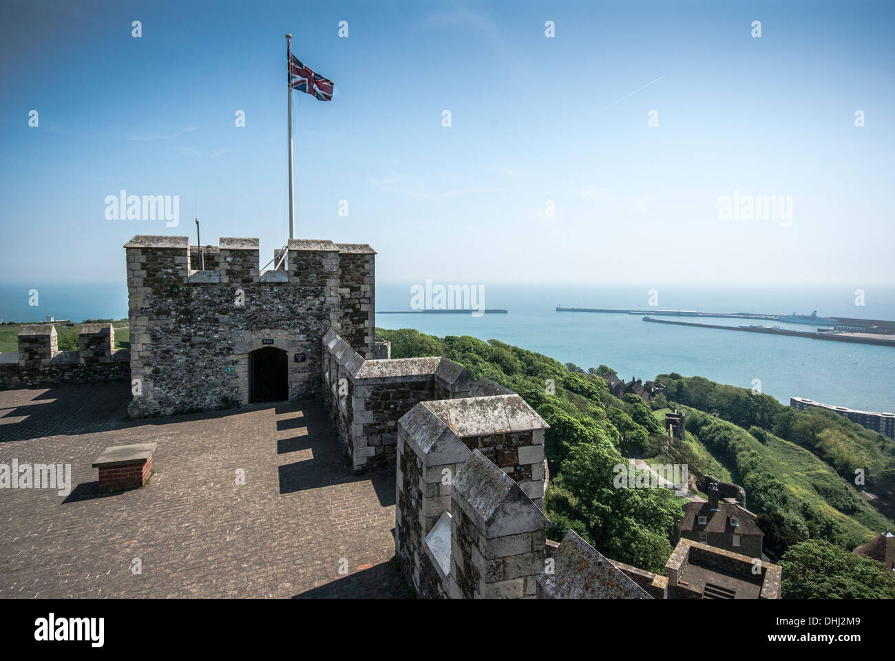 Il castello di Dover con una torre quadrata e vista sul canale inglese al di là, nel tempo molto soleggiato con cielo blu Foto Stock