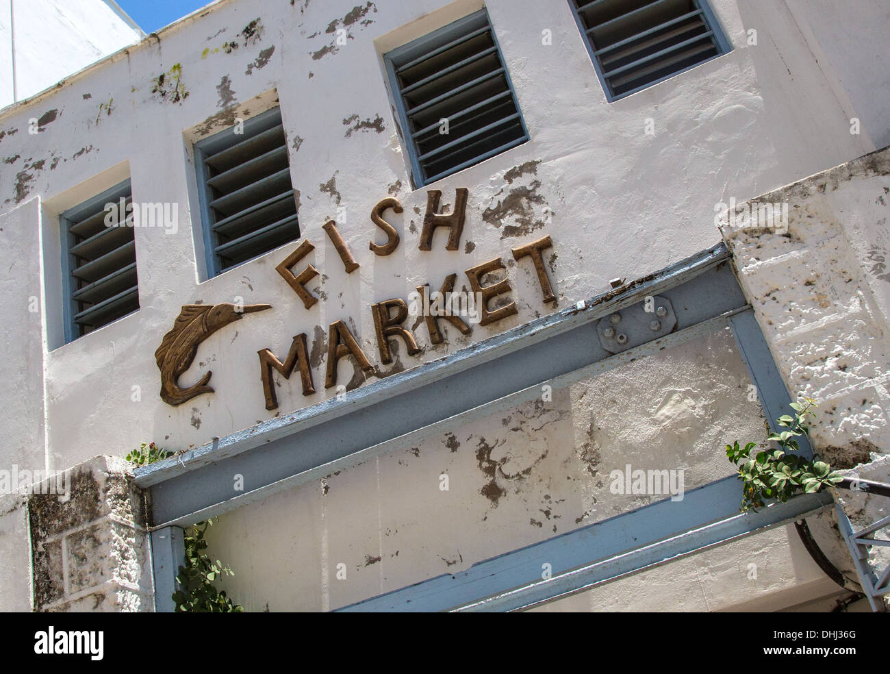 Segno sopra l'ingresso al mercato del pesce in portoghese è la città vecchia di Mombasa nel sud del Kenya Foto Stock