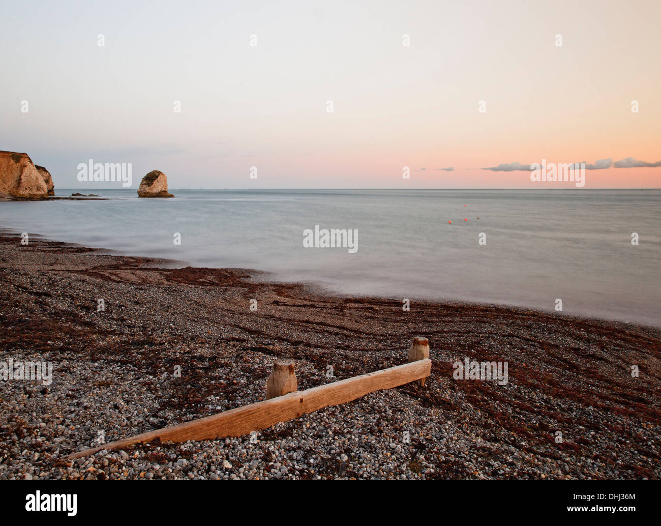 Rallentare la velocità dello shutter immagini al tramonto della baia di acqua dolce nell'Isola di Wight Foto Stock