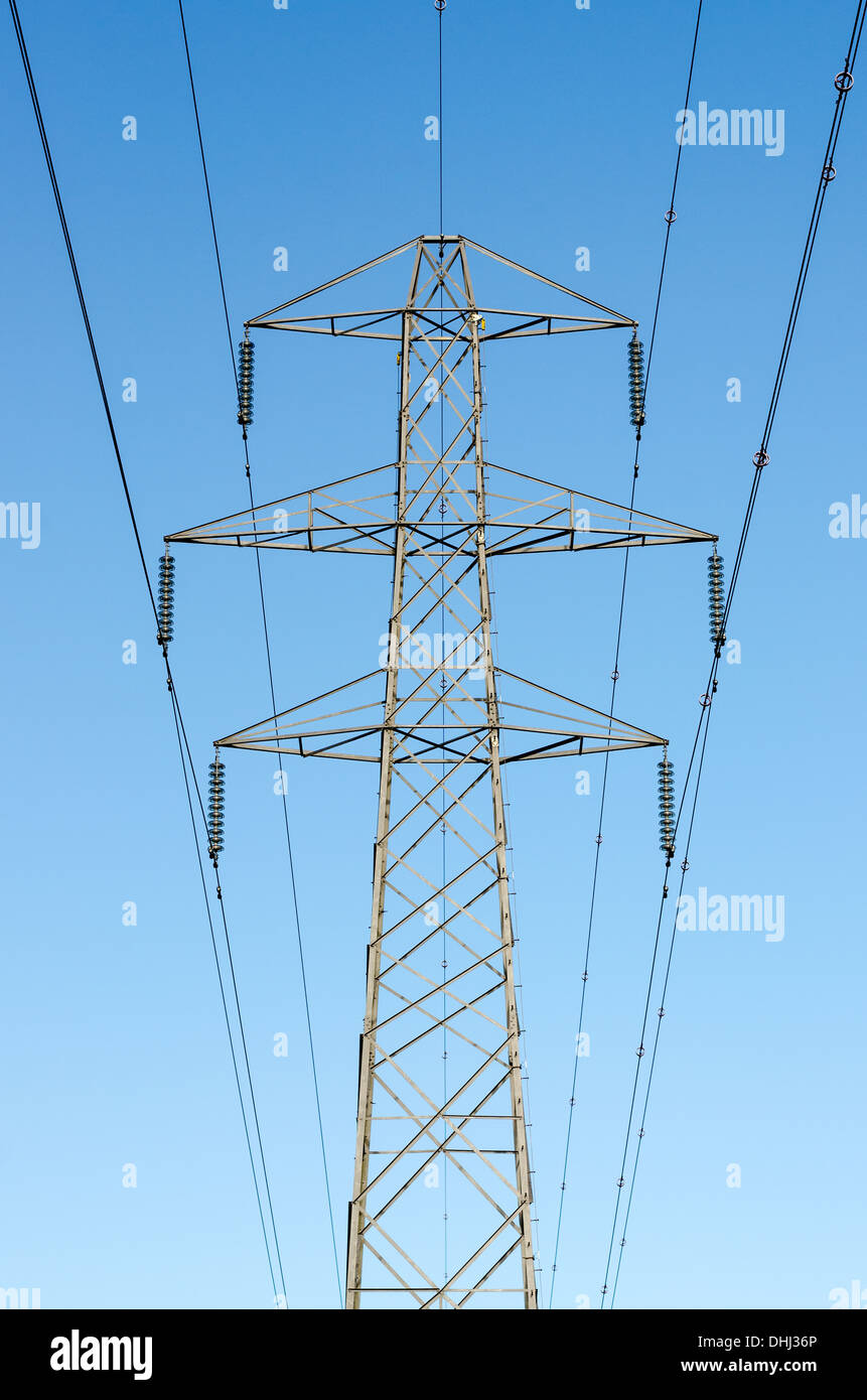 Elettricità pilone con cielo blu Foto Stock
