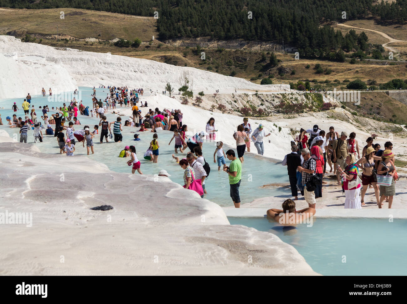 Pamukkale in Turchia - i turisti e la gente di balneazione e la pala in hot springs Foto Stock