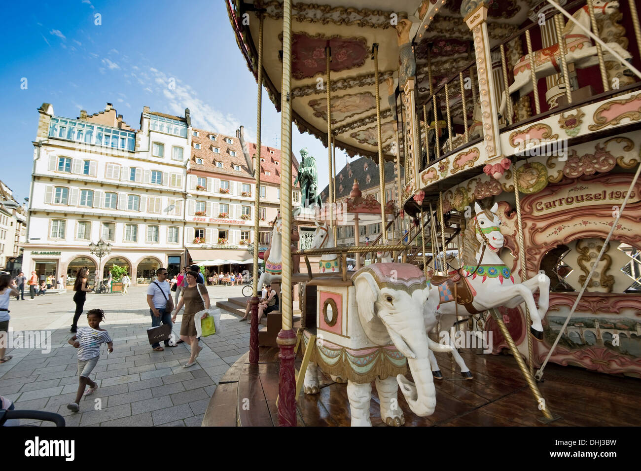 Merry-go-round sulla piazza del municipio, Strasburgo, Alsazia, Francia Foto Stock