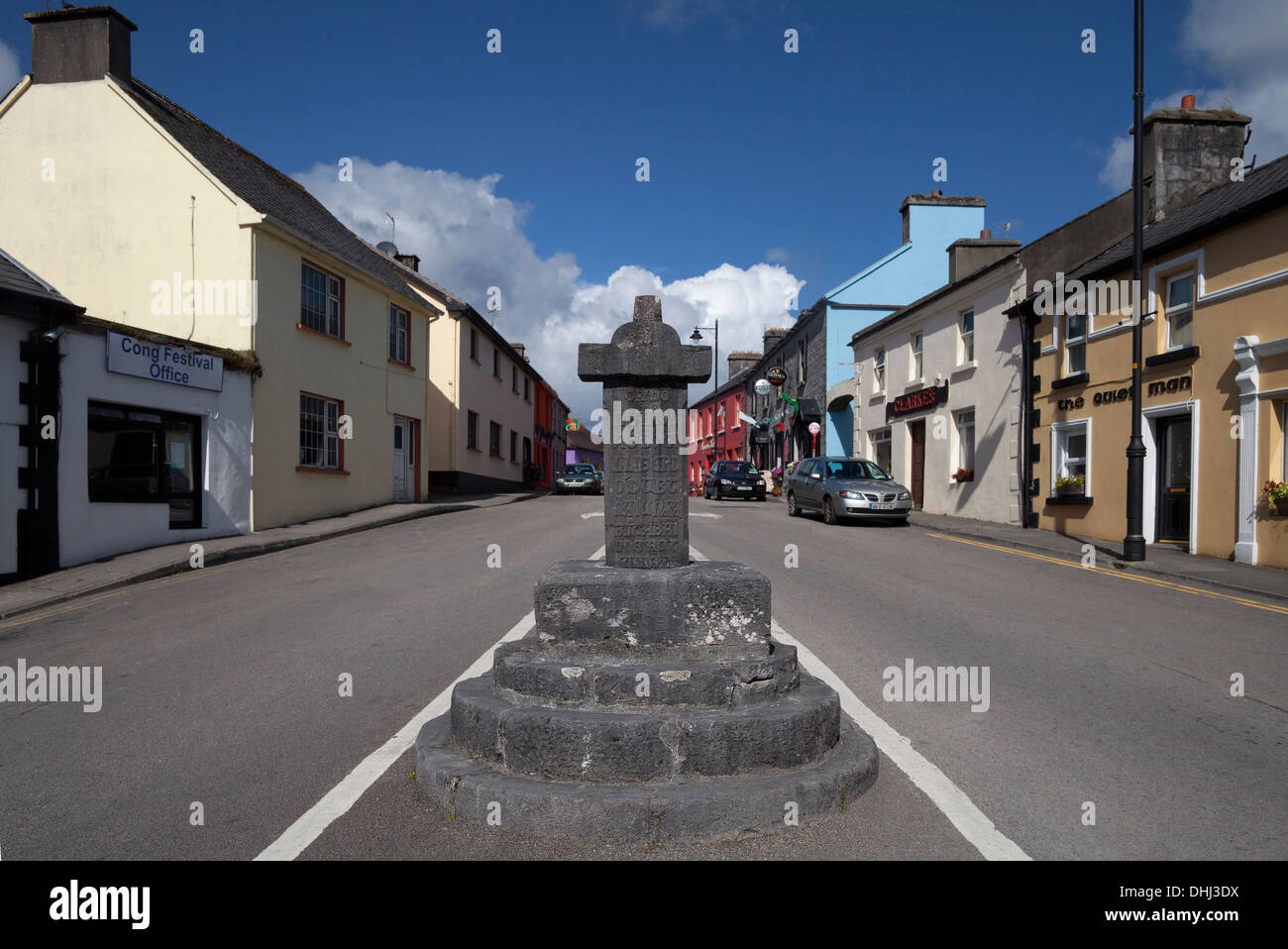Il XIII - XIV secolo Croce di mercato - e uomo tranquillo Pub dietro, Cong, County Mayo, Irlanda Foto Stock