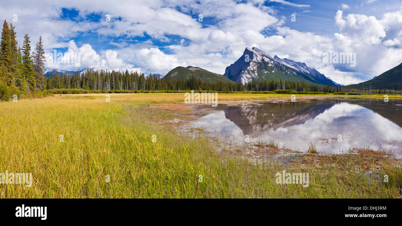 Mount Rundle sollevandosi al di sopra di Banff in città da Laghi Vermillion guidare il Parco Nazionale di Banff Canada America del Nord Alberta Foto Stock