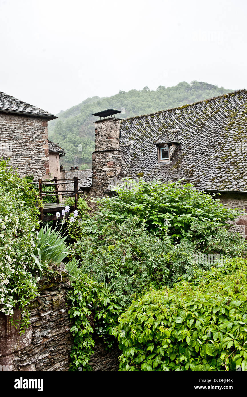 Il tetto di una delle case di Conques, Aveyron, Midi-Pirenei, Francia Foto Stock