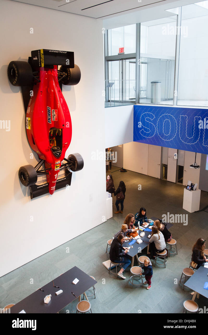 Formula One racing car montati sulla parete del Museo di Arte Moderna di Manhattan, New York City, Stati Uniti d'America. Foto Stock