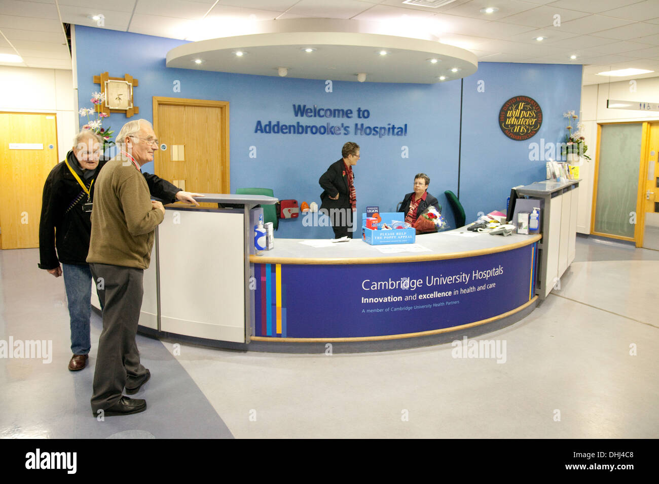 Addenbrookes NHS Hospital benvenuti al banco informazioni all'ingresso, Cambridge Regno Unito Foto Stock