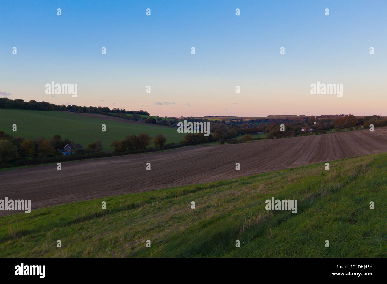 Tarda serata estiva in campagna di Kent si affaccia su campi di maggese Foto Stock