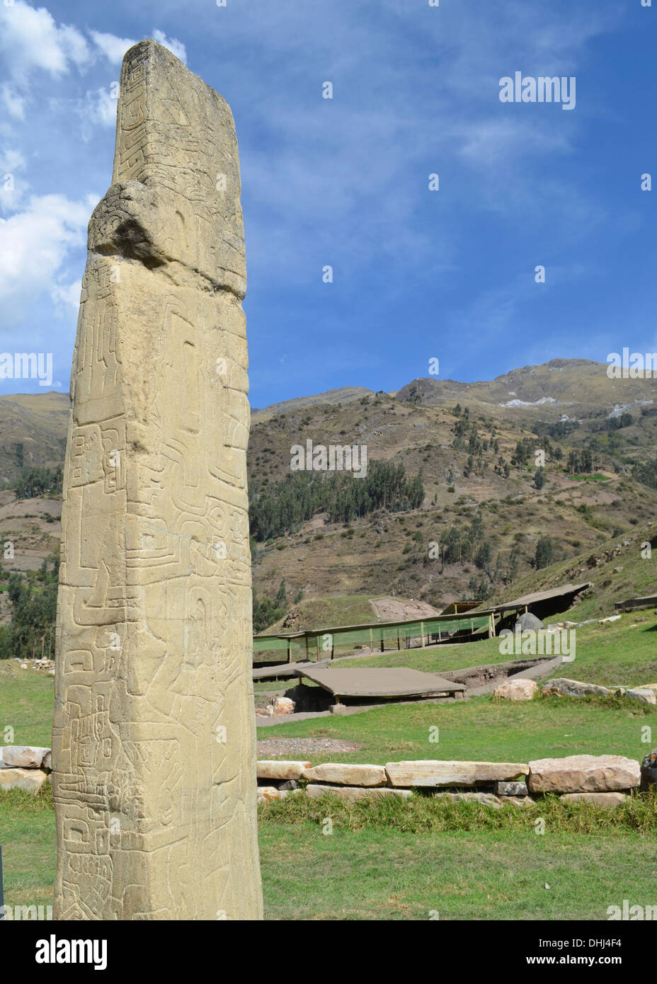 Una pietra scolpita obelisco a Chavín de Huantar sito archeologico, Ancash Perù Foto Stock