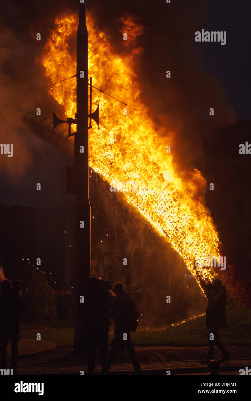Varsavia, Polonia, lunedì, 11 novembre 2013. Arte di installazione - l'arcobaleno in Piazza Salvatore brucia durante il polacco il Giorno di Indipendenza. L'arcobaleno è stato impostato sul fuoco durante l'indipendenza marzo organizzato dalla Gioventù All-Polish e radicale nazionale Camp. Rainbow è considerato da molti come un simbolo di gay in cui si è imposto il credito di Varsavia: Jakub Siemiaczko/Alamy Live News Foto Stock