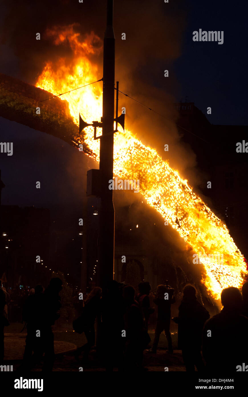 Varsavia, Polonia, lunedì, 11 novembre 2013. Arte di installazione - l'arcobaleno in Piazza Salvatore brucia durante il polacco il Giorno di Indipendenza. L'arcobaleno è stato impostato sul fuoco durante l'indipendenza marzo organizzato dalla Gioventù All-Polish e radicale nazionale Camp. Rainbow è considerato da molti come un simbolo di gay in cui si è imposto il credito di Varsavia: Jakub Siemiaczko/Alamy Live News Foto Stock