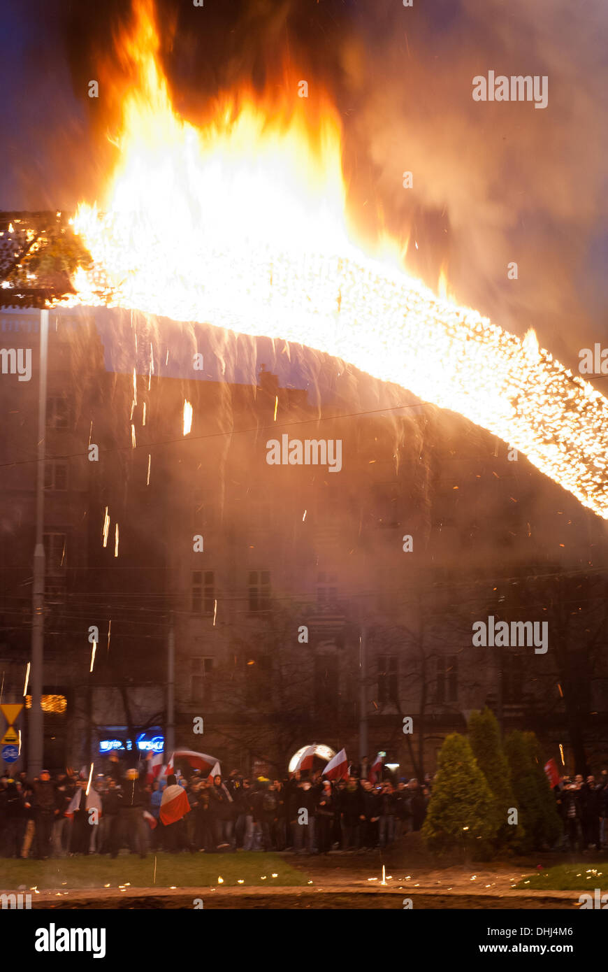 Varsavia, Polonia, lunedì, 11 novembre 2013. Arte di installazione - l'arcobaleno in Piazza Salvatore brucia durante il polacco il Giorno di Indipendenza. L'arcobaleno è stato impostato sul fuoco durante l'indipendenza marzo organizzato dalla Gioventù All-Polish e radicale nazionale Camp. Rainbow è considerato da molti come un simbolo di gay in cui si è imposto il credito di Varsavia: Jakub Siemiaczko/Alamy Live News Foto Stock