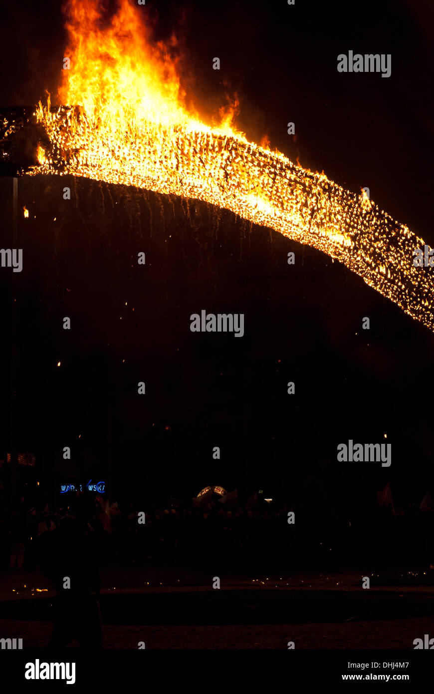 Varsavia, Polonia, lunedì, 11 novembre 2013. Arte di installazione - l'arcobaleno in Piazza Salvatore brucia durante il polacco il Giorno di Indipendenza. L'arcobaleno è stato impostato sul fuoco durante l'indipendenza marzo organizzato dalla Gioventù All-Polish e radicale nazionale Camp. Rainbow è considerato da molti come un simbolo di gay in cui si è imposto il credito di Varsavia: Jakub Siemiaczko/Alamy Live News Foto Stock