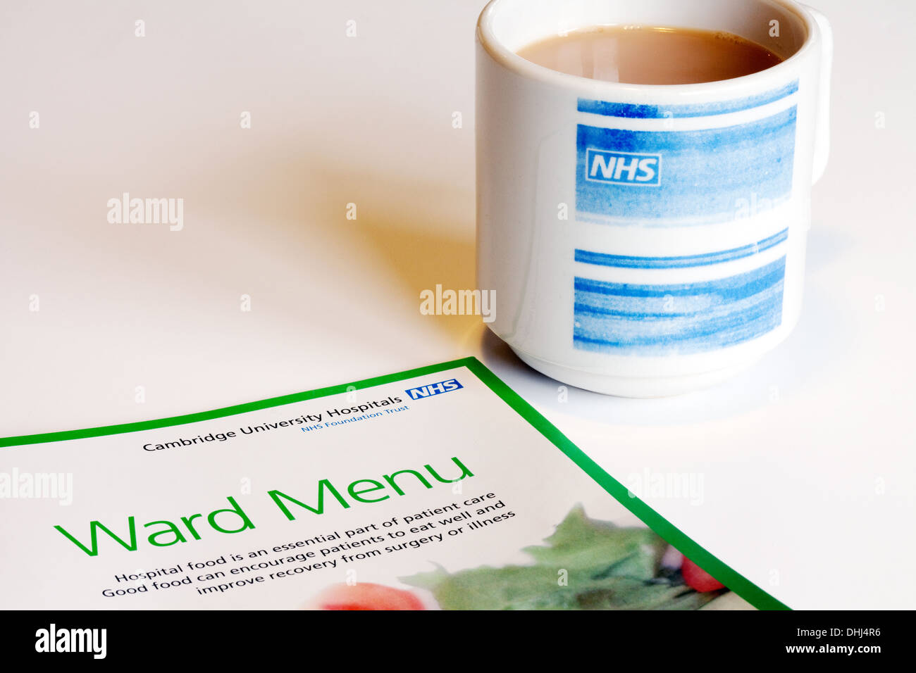 NHS hospital ward menu e tazza di tè - per illustrare la NHS di cibo da ospedale, REGNO UNITO Foto Stock