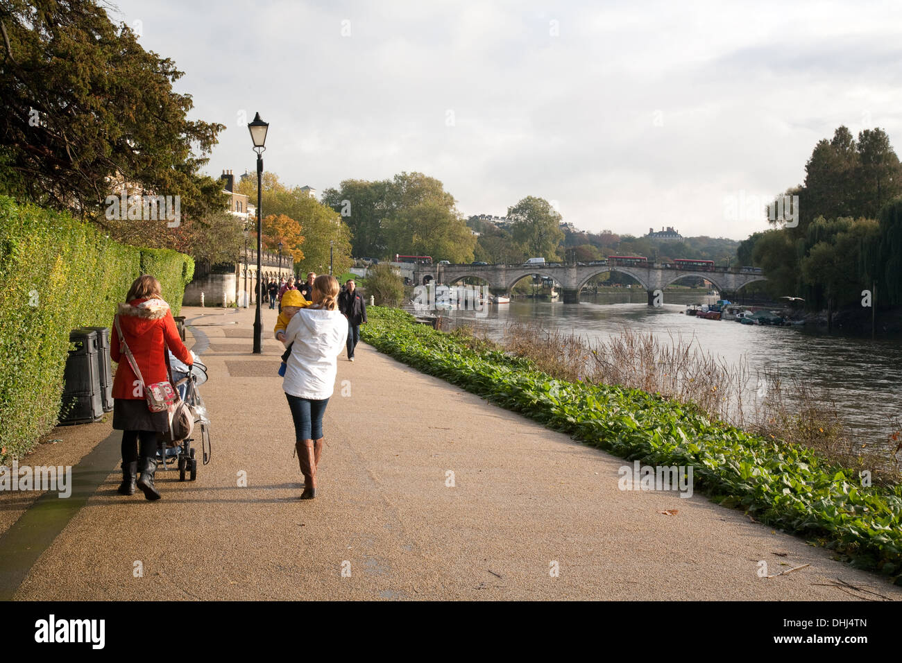 Il Thames Path a Richmond, Londra Inghilterra - famiglia camminando su una mattina di autunno Foto Stock