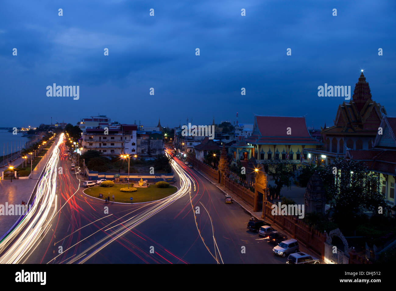 Sisowath Quay a lungo il fiume Tonle Sap s River con Wat Oun, Phnom Penh. Capitale della, Cambogia, Asia Foto Stock
