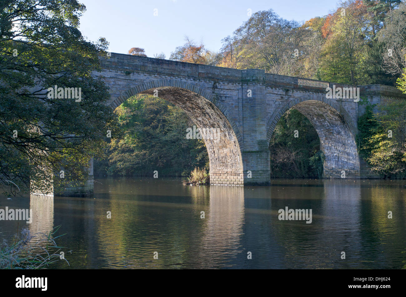 Prebends settecento arcata in pietra ponte sopra il fiume usura nella città di Durham, North East England, Regno Unito Foto Stock