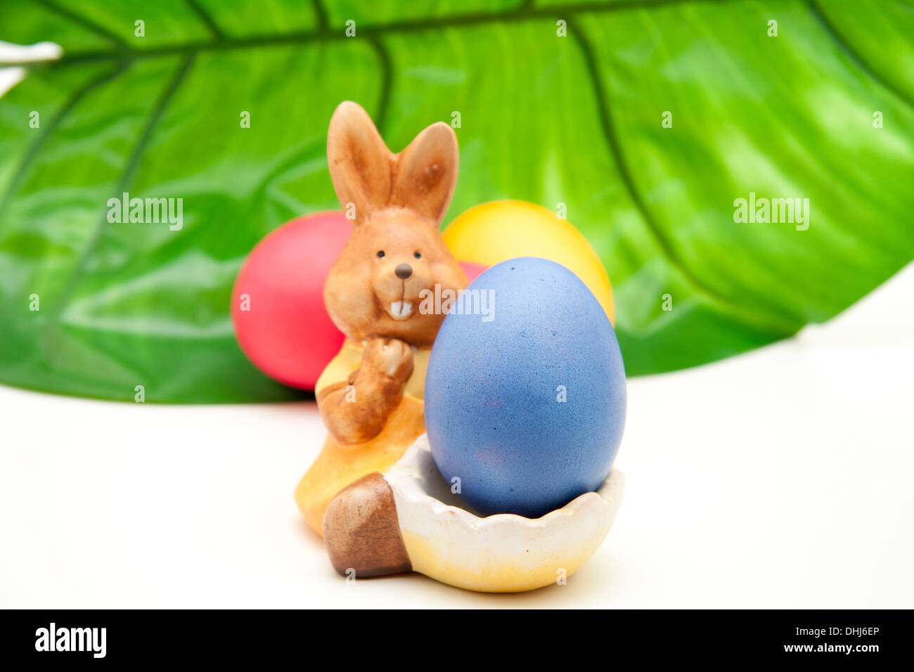 Uova di Pasqua nel eggcup Foto Stock