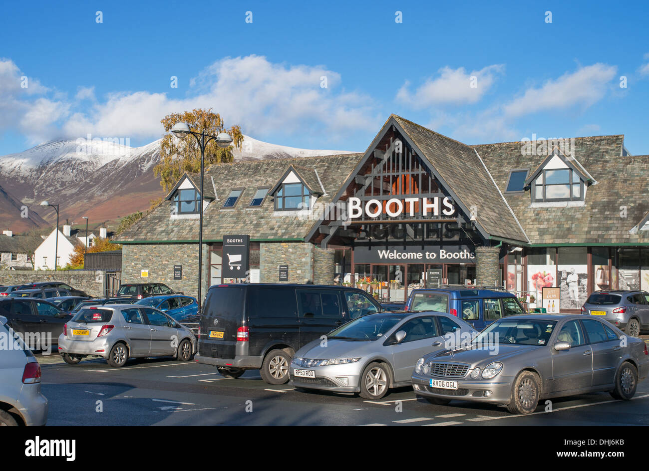 Cabine supermercato e parcheggio auto Keswick, Cumbria, England, Regno Unito Foto Stock