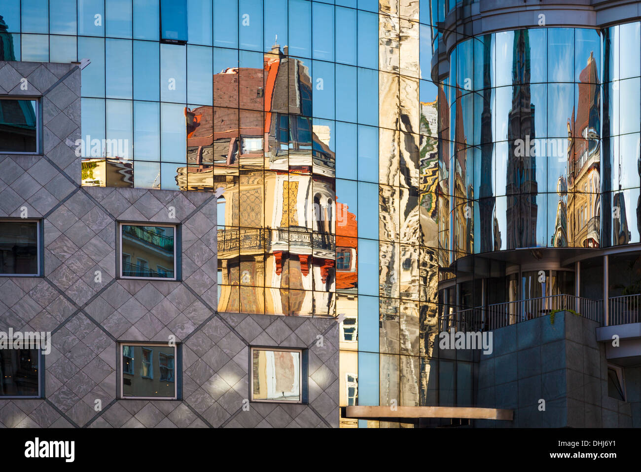 Abstract architettura delle costruzioni con il riflesso del cielo e la vecchia chiesa di Vienna in Austria Foto Stock