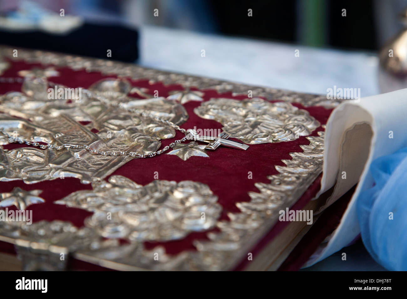 Argento battesimo croce salmo libro cristiano ortodosso red holly fino lat catena religione cerimonia abito religioso tradizione tradizione Foto Stock