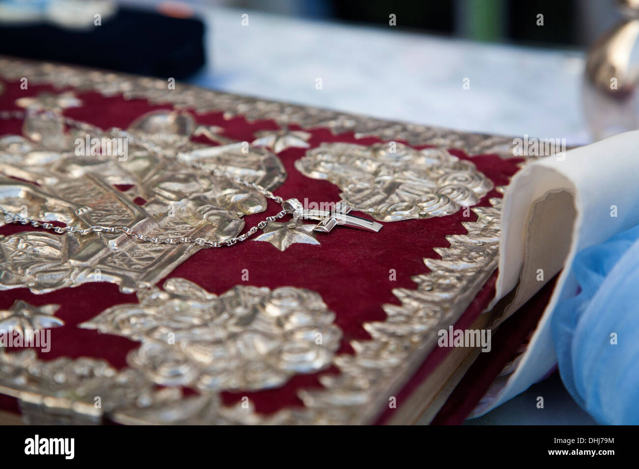 Argento battesimo croce salmo libro cristiano ortodosso red holly fino lat catena religione cerimonia abito religioso tradizione tradizione Foto Stock