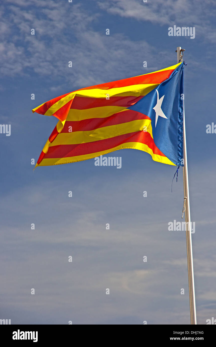 Bandiera Catalana Che Ondeggia Sul Senyera Del Vento Fotografia Stock - Immagine di esterno