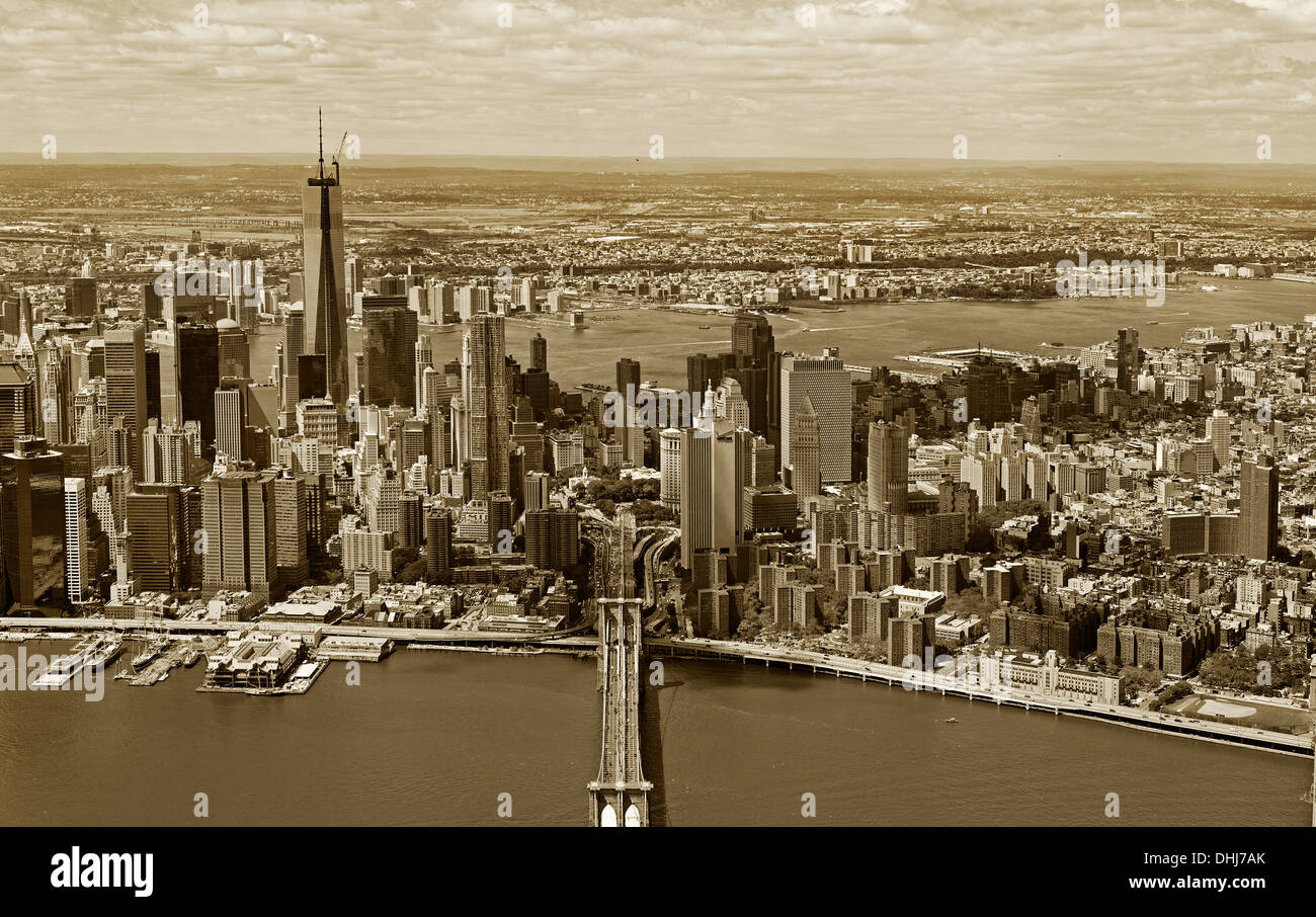 Fotografia aerea del Ponte di Brooklyn, One World Trade Center, la parte inferiore di Manhattan, Civic Center di New York City Foto Stock