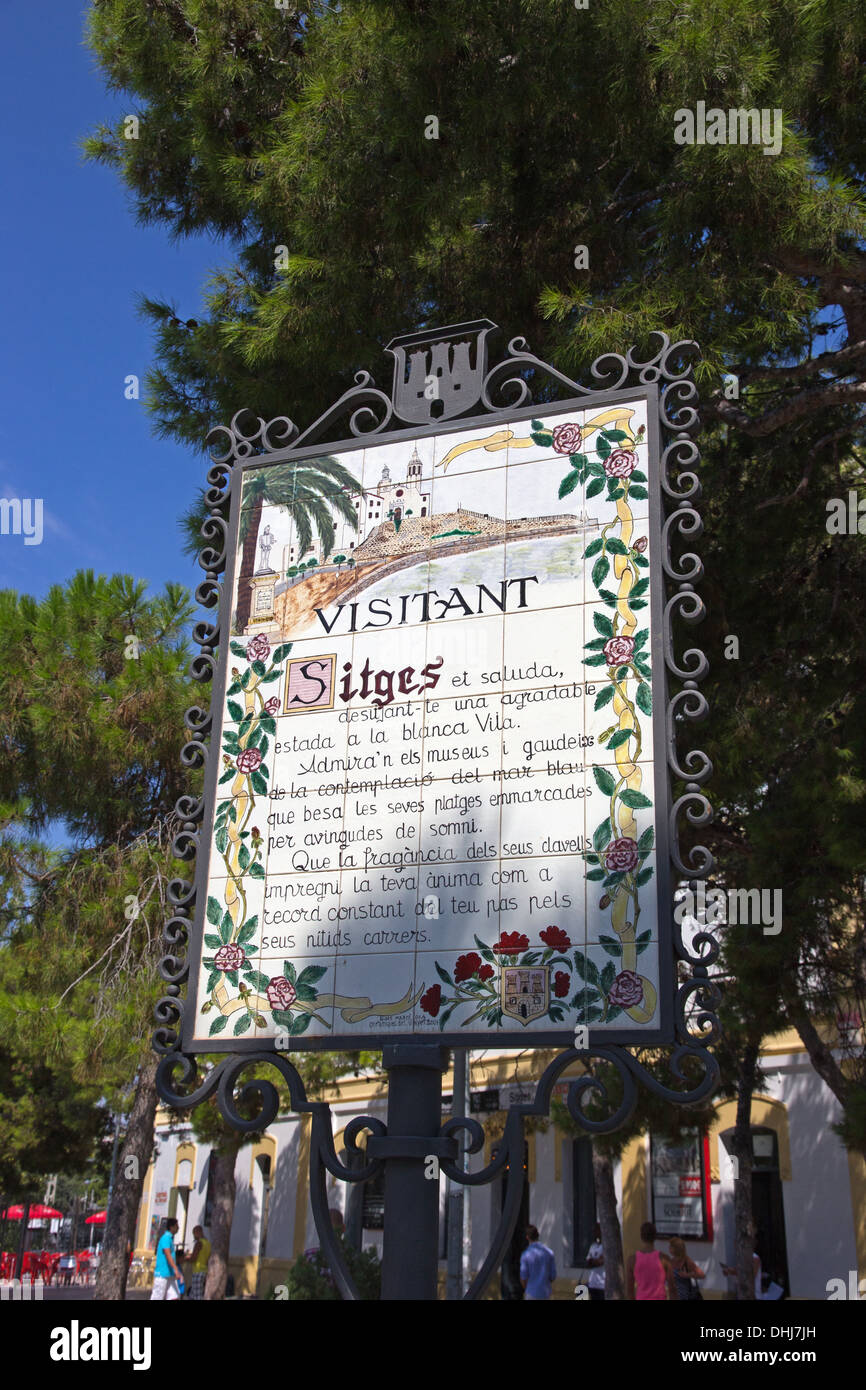 Segno sottolineando le cose di interesse per i visitatori di Sitges Foto Stock