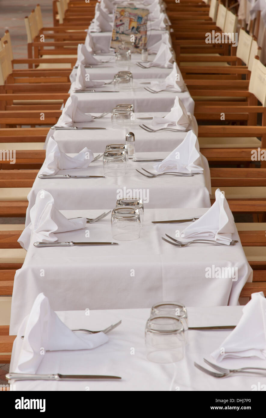 Il ristorante tavoli presso la spiaggia; Positano, Italia. Foto Stock