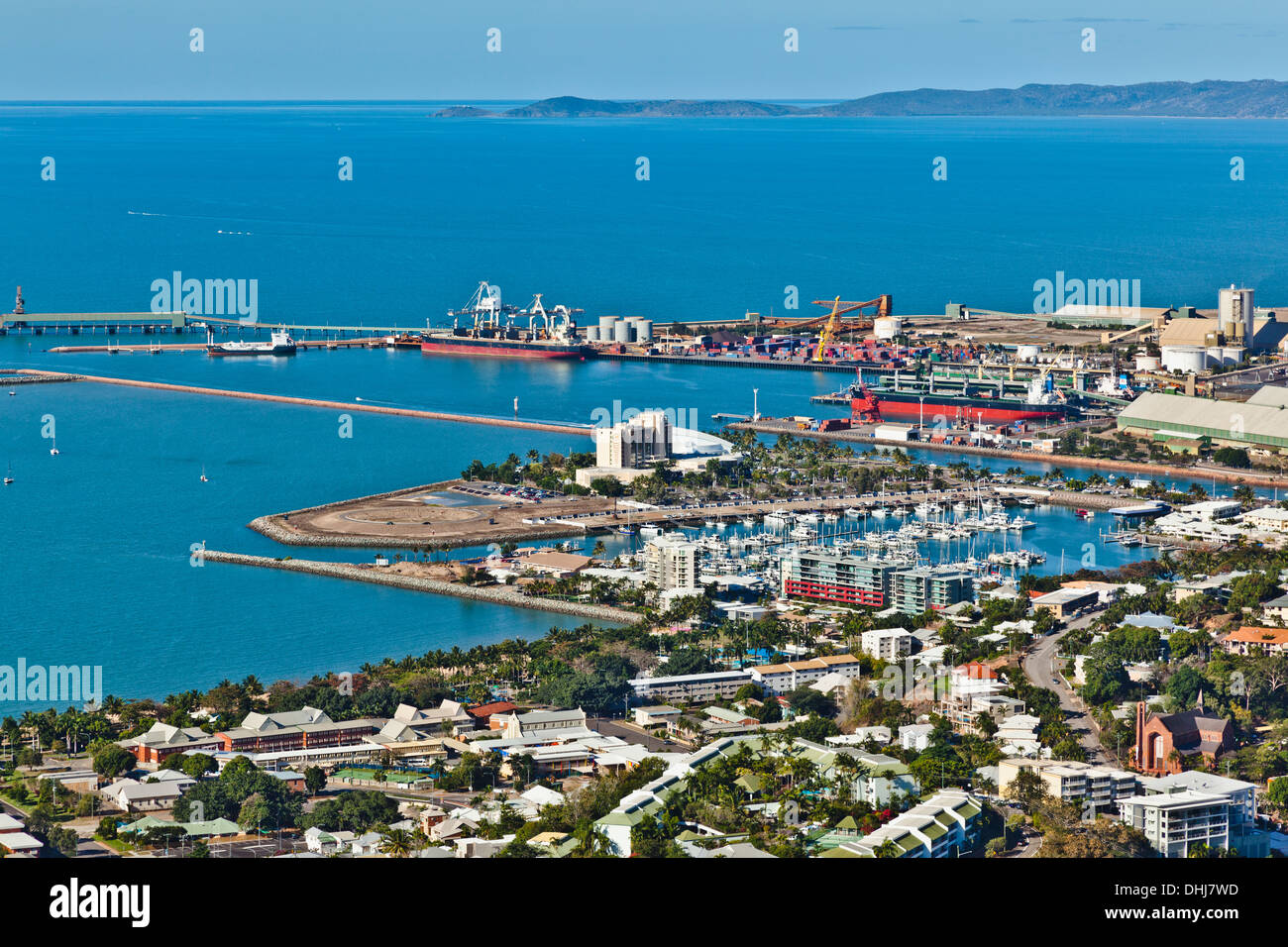 Australia, Queensland, Townsville, vista del lungomare di Townsville e il porto di Townsville da Castle Hill Foto Stock