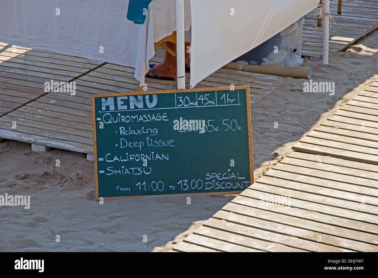 Segno pubblicità massaggi sulla spiaggia, Sitges Foto Stock