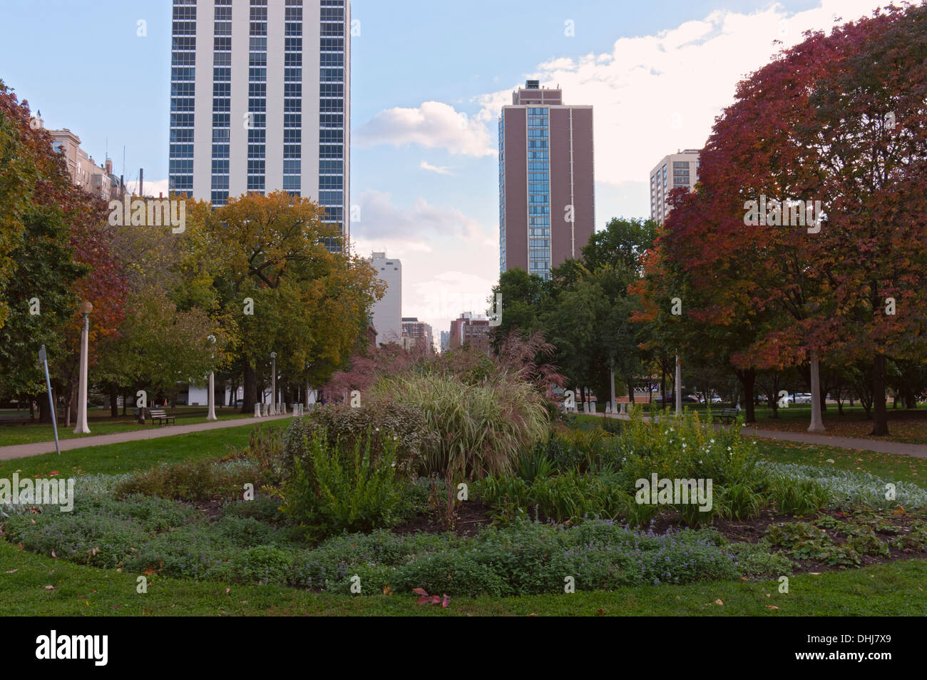 Lincoln park garden e camminamenti incorniciati da alti edifici nel centro cittadino di Chicago in Illinois Foto Stock