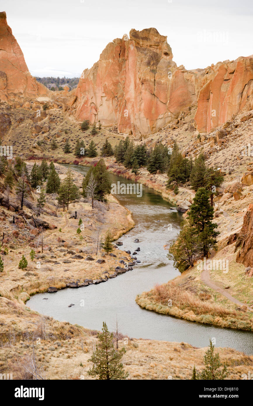 Il tortuoso fiume si snoda attraverso Oregon paesaggio intorno Smith Rock Foto Stock