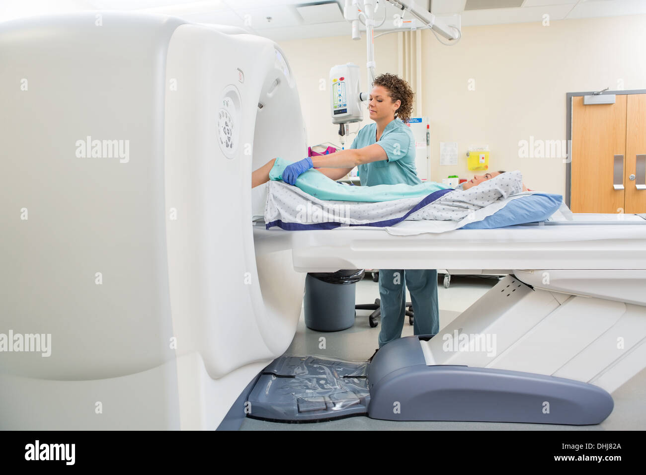 Infermiere preparazione paziente per CT Scan Test Foto Stock