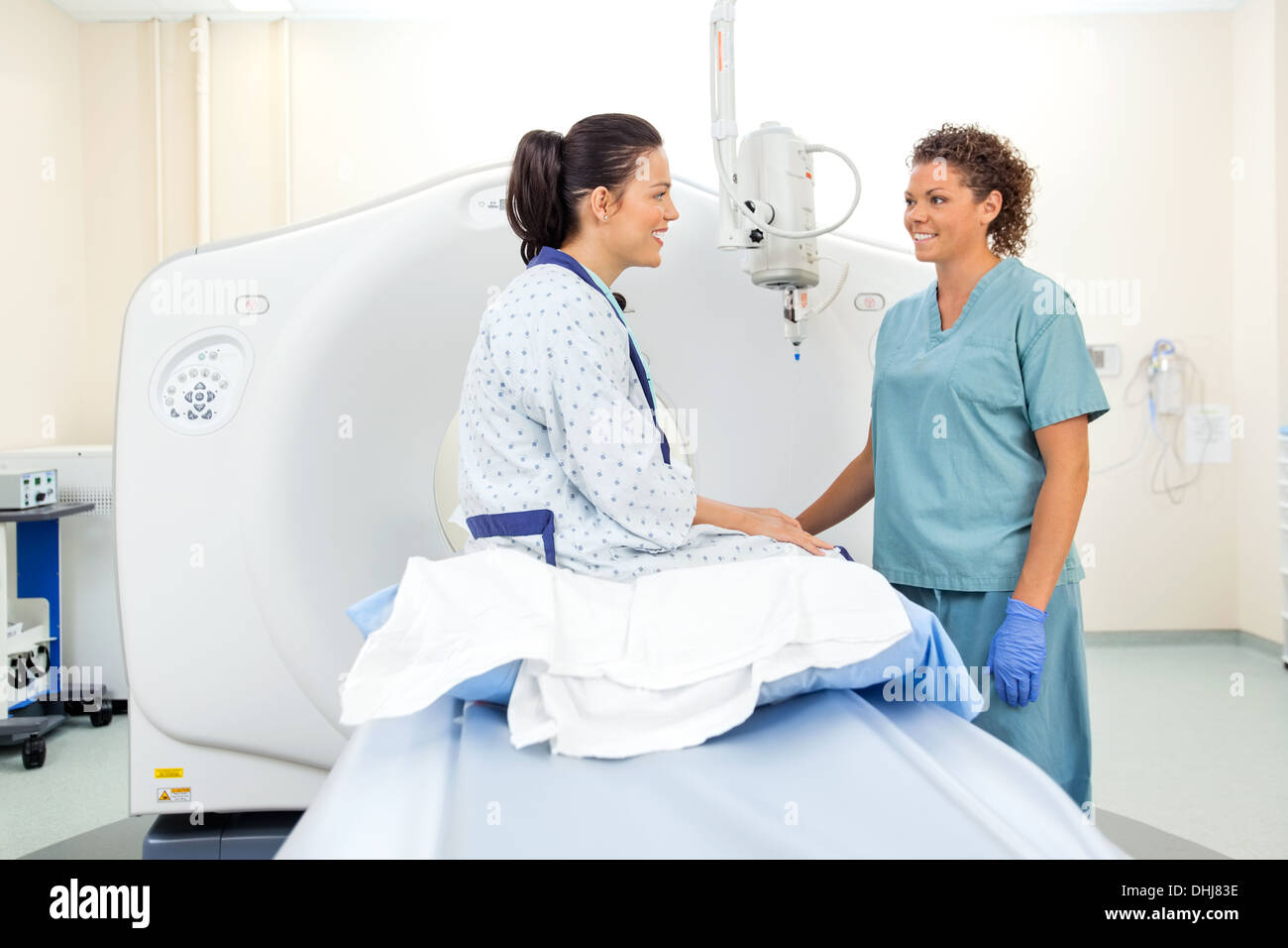 Infermiere e paziente in CT scan camera Foto Stock