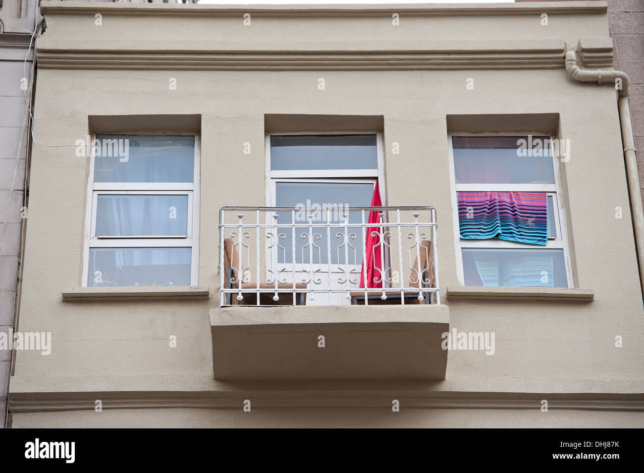 La costruzione di pareti esterne di un city center apartment block Foto Stock