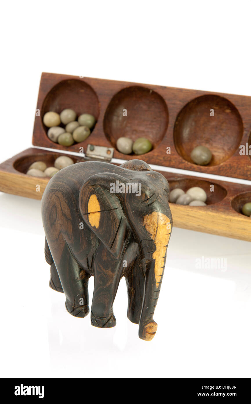Elefante africano scolpito da albero con un legno gioco awale Foto Stock