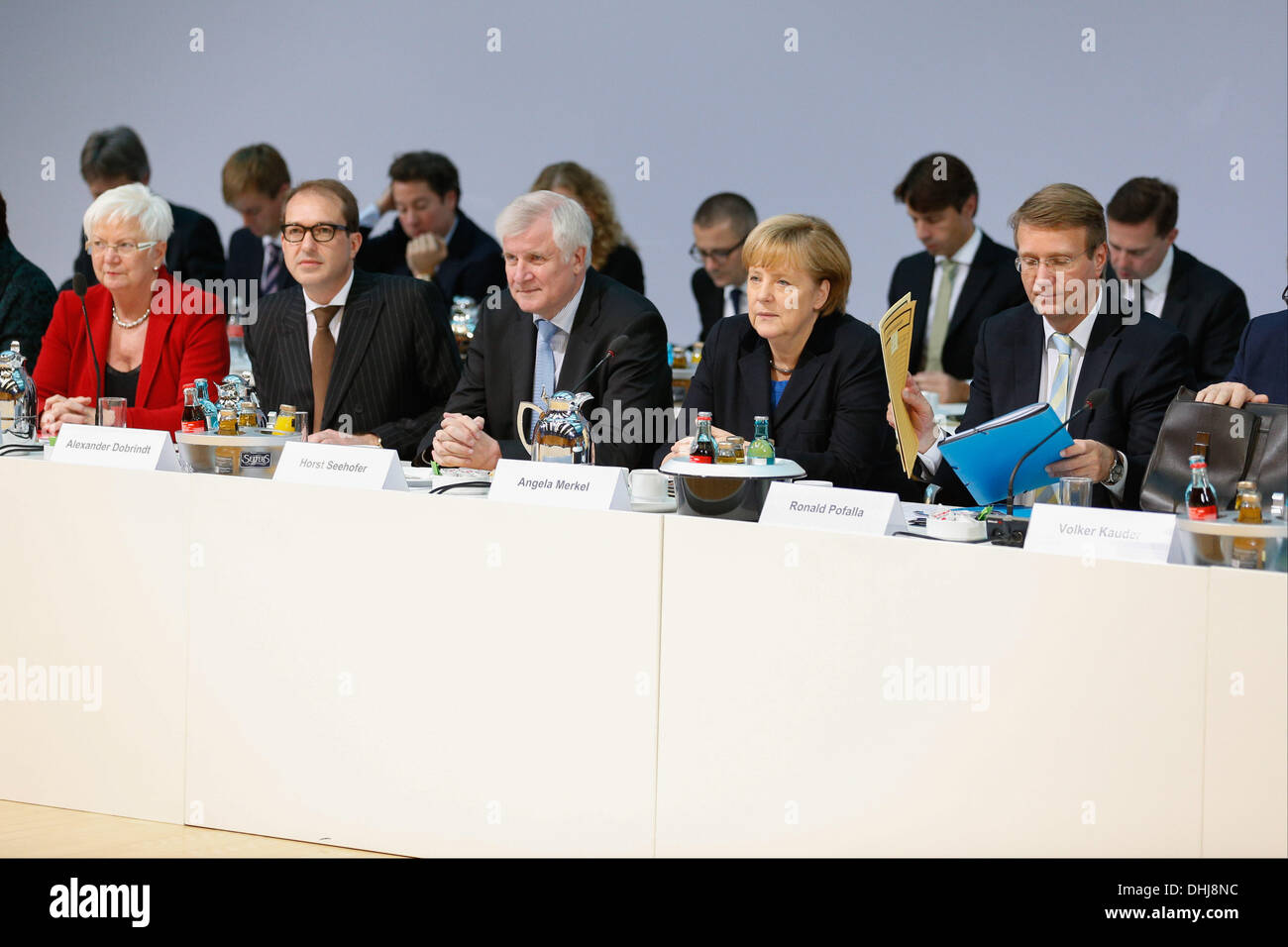 Berlino, Germania. Xi Nov, 2013. CDU/CSU e SPD continuano le trattative di coalizione al DOCUP Pertei centrale di Berlino. / Immagine: Gerda Hasselfeldt (CSU), Alexander Dobrindt (CSU), Horst Seehofer (CSU), Angela Merkel, e Ronald Pofalla (CDU), Cancelleria tedesca il Ministro, durante i negoziati di Berlino, il 11 novembre 2013.Foto: Reynaldo Paganelli/NurPhoto Credito: Reynaldo Paganelli/NurPhoto/ZUMAPRESS.com/Alamy Live News Foto Stock