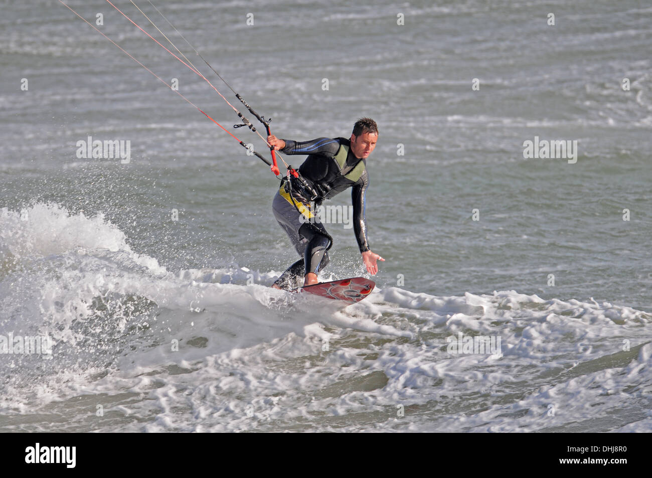 Kite Surfer a Brighton/ Hove Beach, East Sussex, Regno Unito Foto Stock