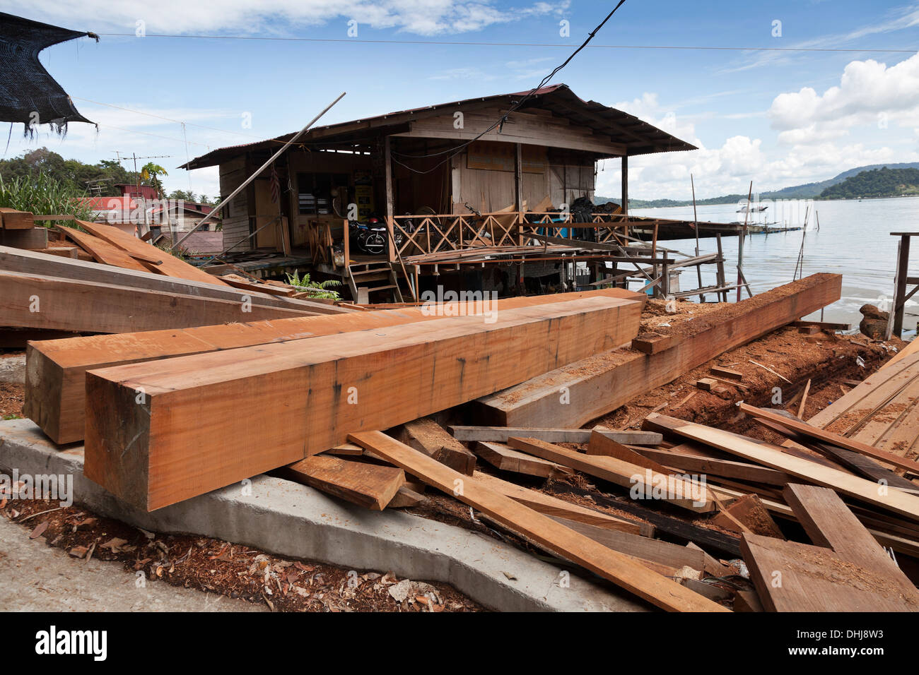 Listoni in legno duro e costole tagliate per barca tradizionale edificio, Sungai Pinang Besar village, Pangkor island, Malaysia Foto Stock
