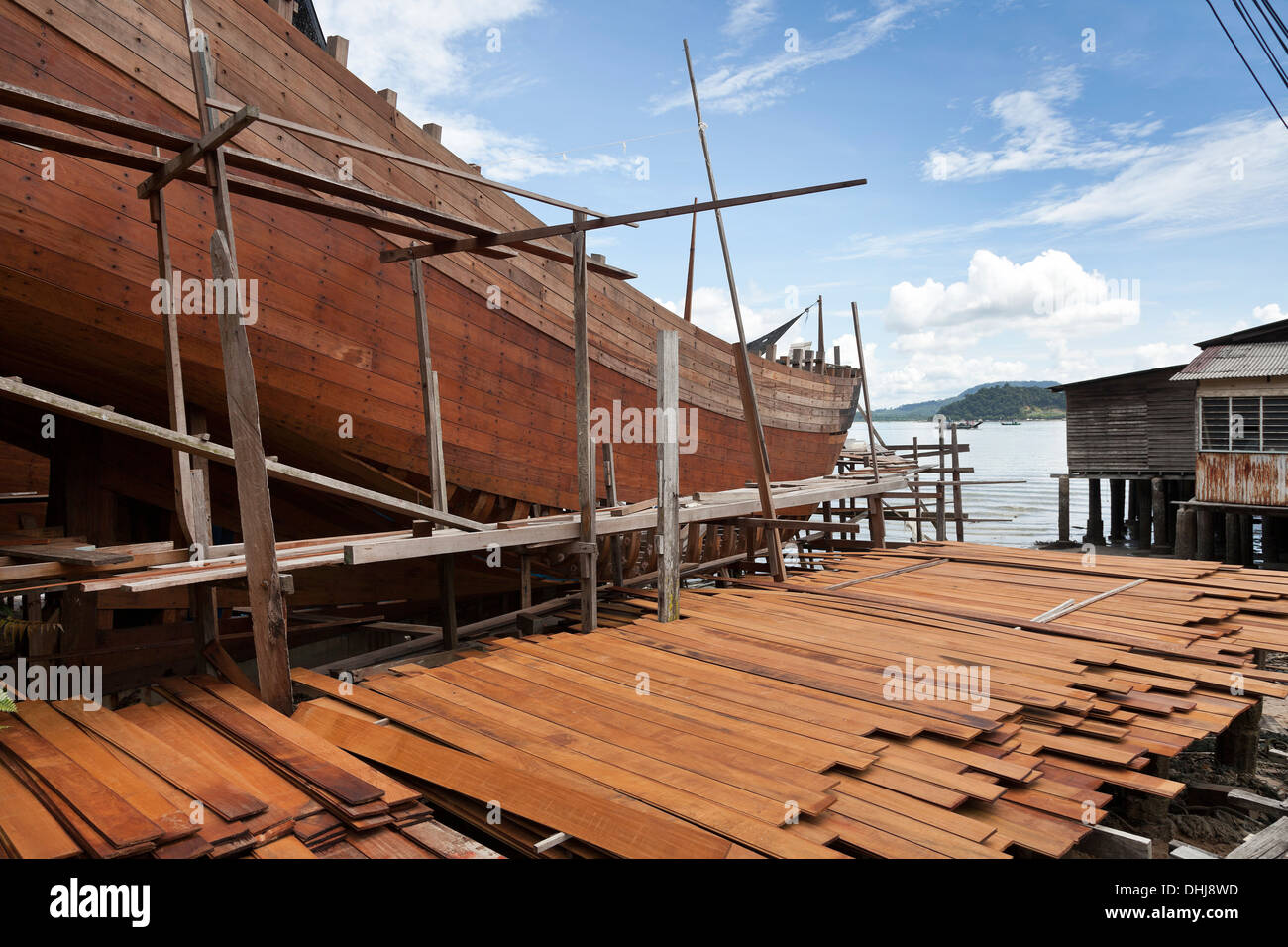 Barca di legno duro edificio, Sungai Pinang Besar village, Pangkor island, Malaysia Foto Stock