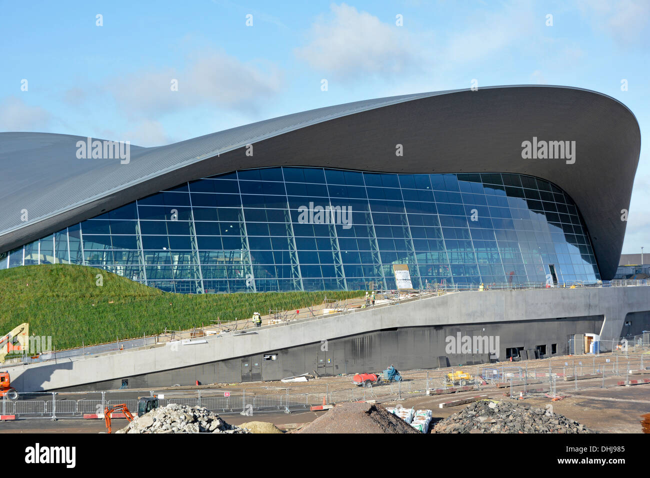Nuova facciata di vetro installato per la piscina acquatica nel Queen Elizabeth Olympic Park Foto Stock