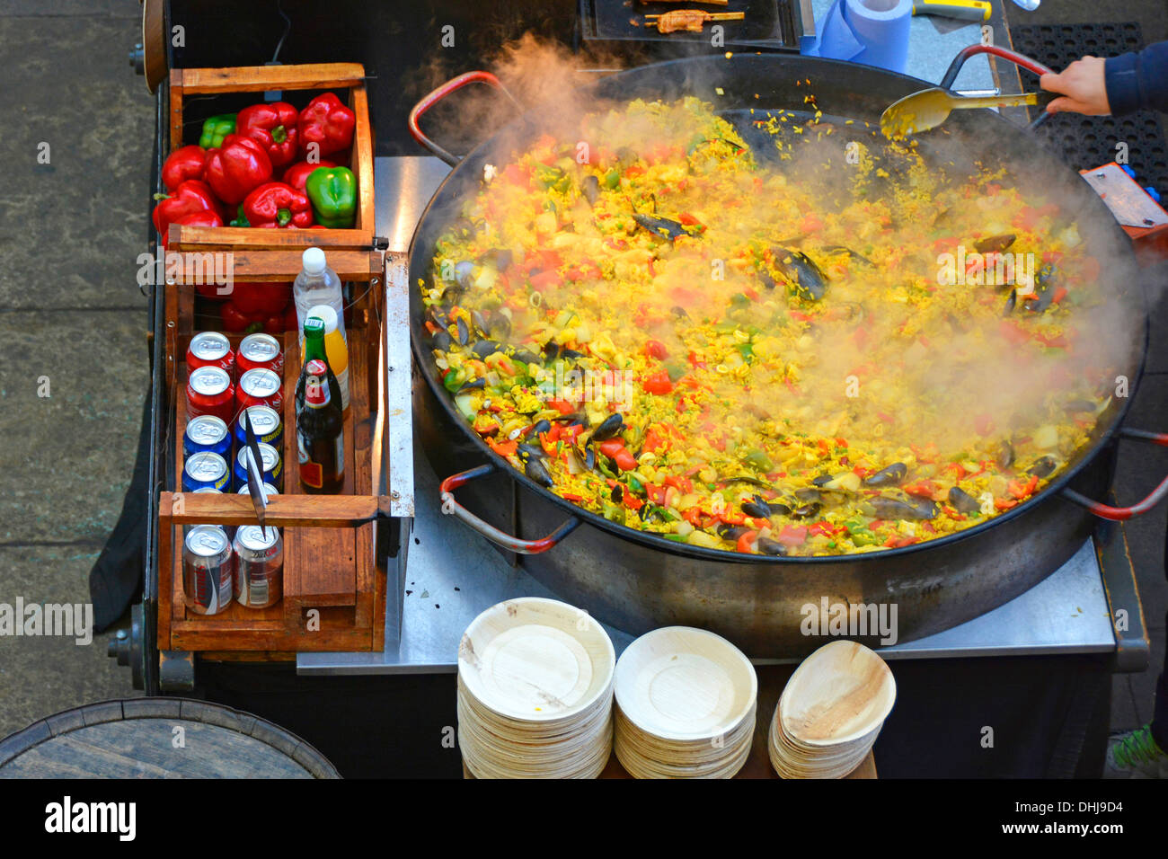 Una grande padella per paella di cottura su un fuoco di legno a un festival  di frutti di mare a Santa Barbara in California Foto stock - Alamy