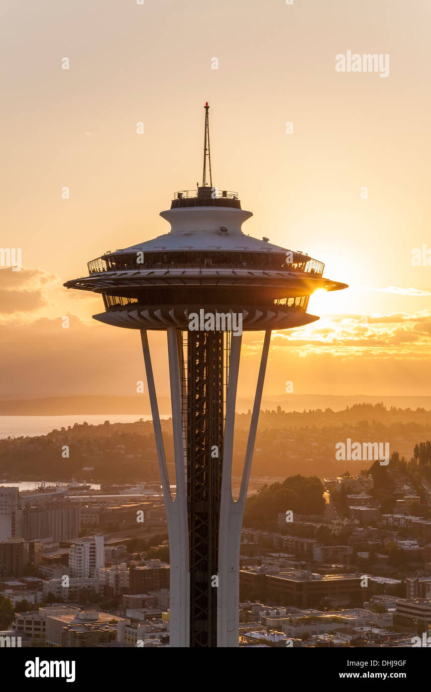Vista aerea del lo Space Needle e il Seattle skyline tramonto su Giugno 11, 2013, Seattle, nello Stato di Washington STATI UNITI D'AMERICA Foto Stock